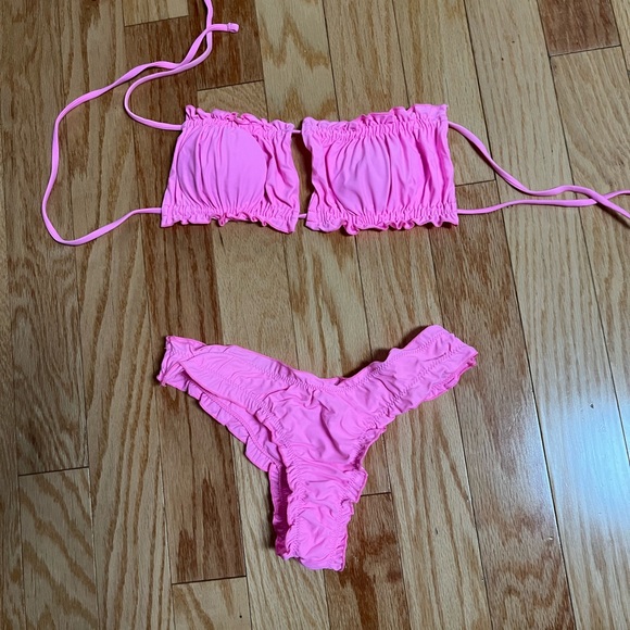 Bikini - Picture 1 of 4